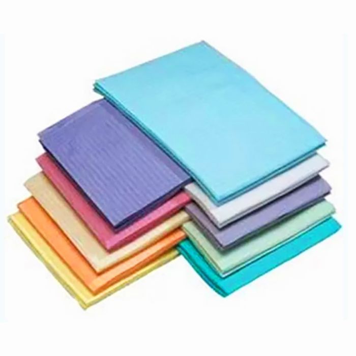 Pila de paños o toallas dobladas de colores azul, morado, rosa, amarillo y naranja sobre un fondo blanco.