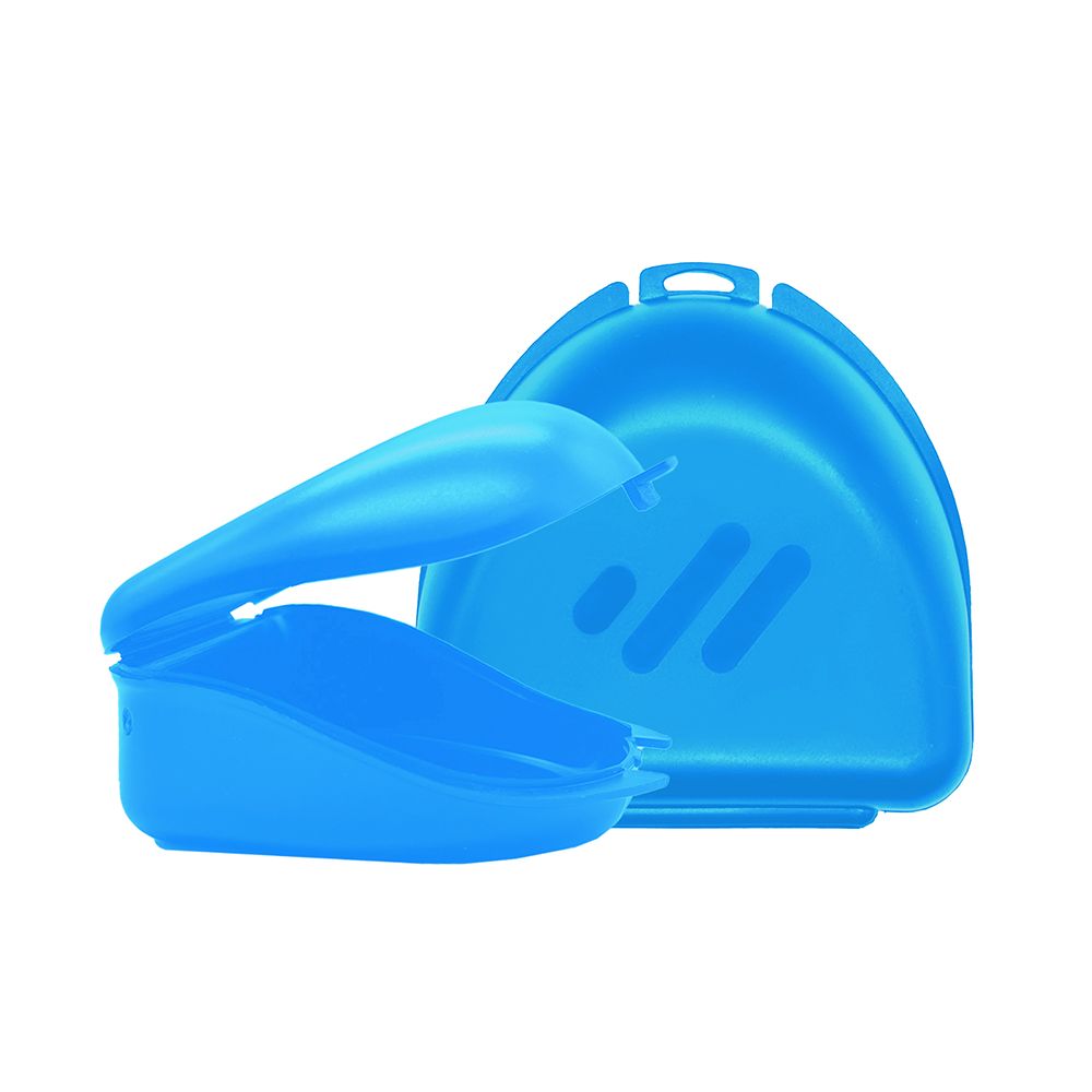 Silla apilable de plástico azul con asiento y respaldo curvos sobre fondo blanco.
