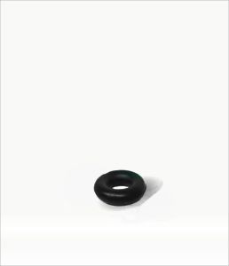 Anillo pequeño de goma negra con una suave sombra sobre un fondo blanco.