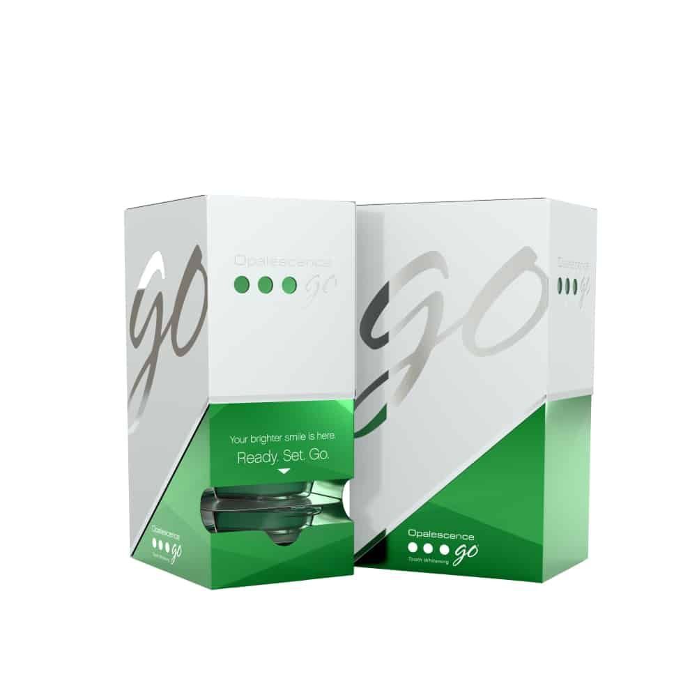Embalaje de producto en caja blanca y verde con la marca 