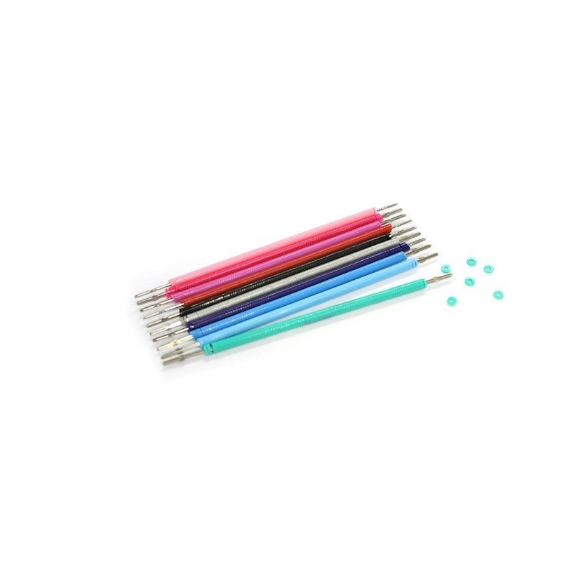 Ganchillos metálicos de colores con marcadores de puntos de color verde azulado sobre un fondo blanco.