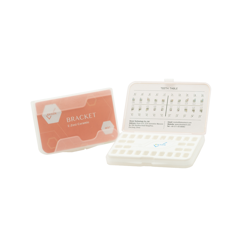 Organizador de medicamentos blanco con compartimentos etiquetados junto a un estuche de medicamentos rosa
