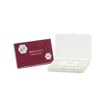 Estuche para brackets de ortodoncia de color granate y blanco con una bandeja blanca abierta en su interior.