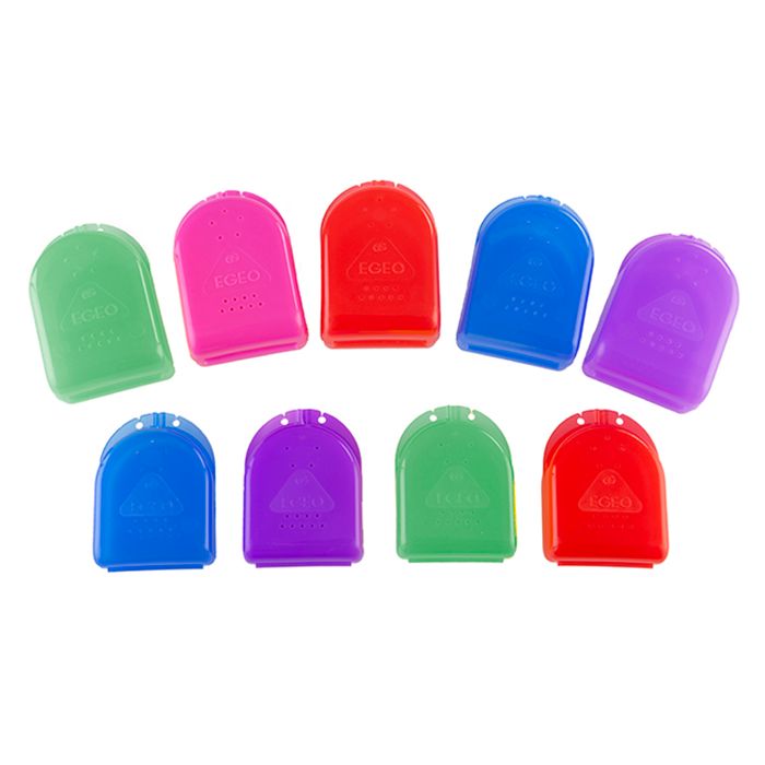 Nueve piezas de plástico coloridas con forma de juguete dispuestas en dos filas sobre un fondo blanco.