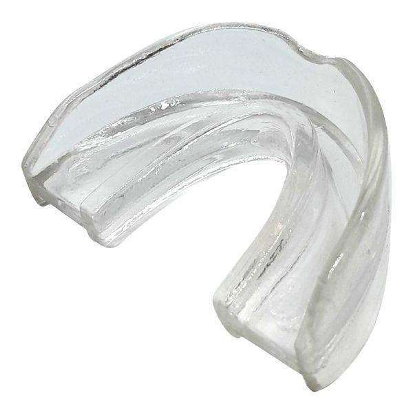 Protector bucal dental transparente sobre fondo blanco