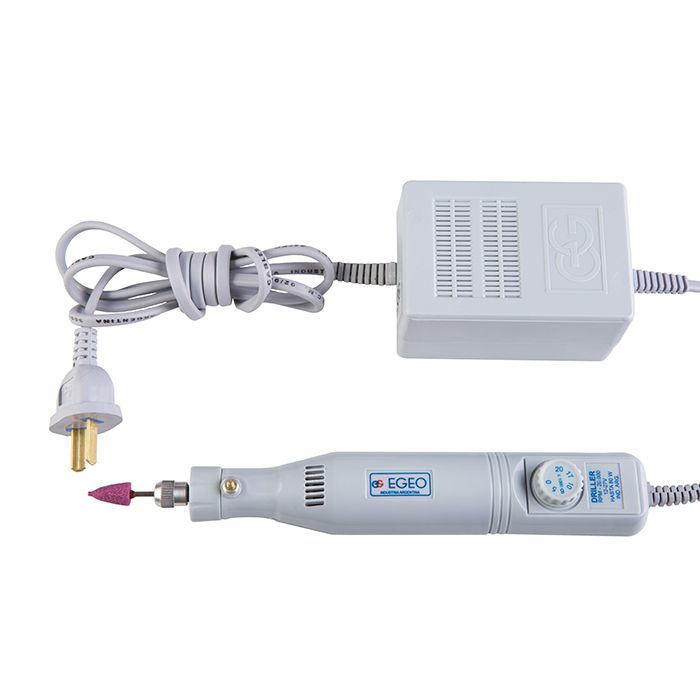 Herramienta de grabado eléctrica con cable, fuente de alimentación y broca de lijado rosa sobre fondo blanco.