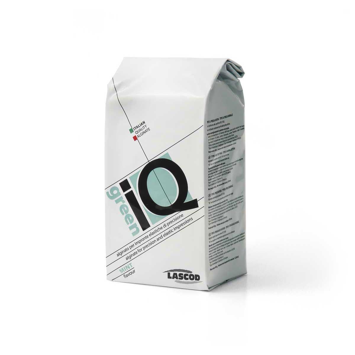 Envase de cartón blanco con un gran logotipo Q negro y detalles verdes sobre un fondo liso.