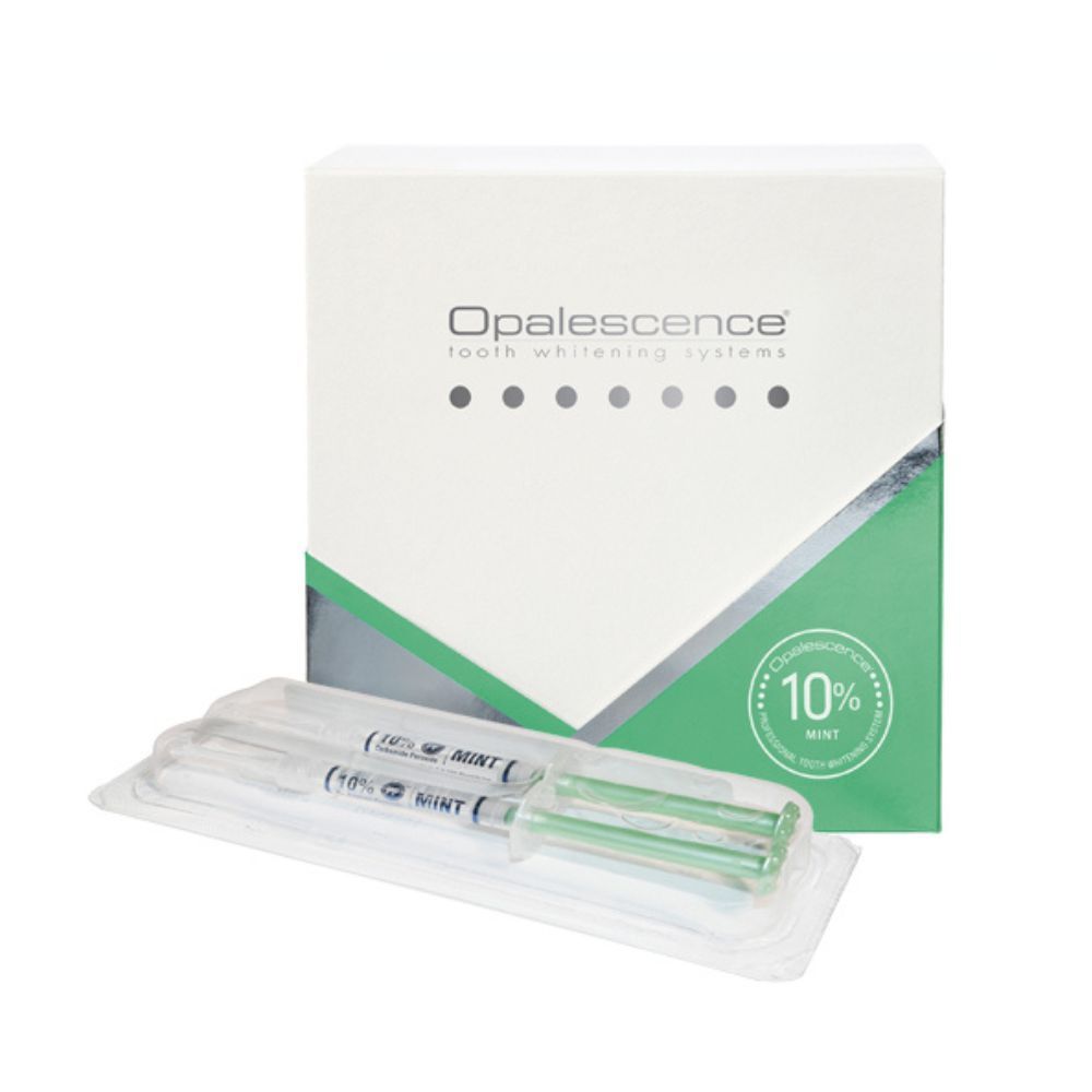 Caja del kit de blanqueamiento dental Opalescence con dos tubos de jeringa sobre un fondo blanco.