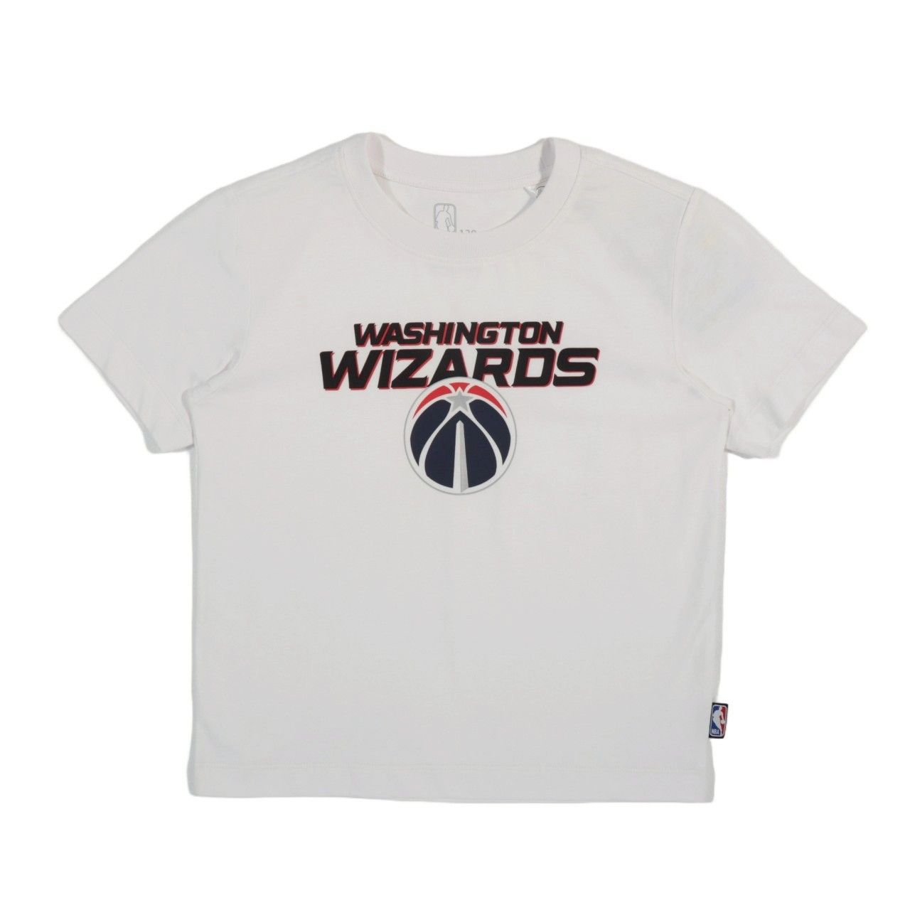 白色華盛頓巫師隊 T 卹，帶有海軍藍、紅色和黑色的球隊標誌和文字。