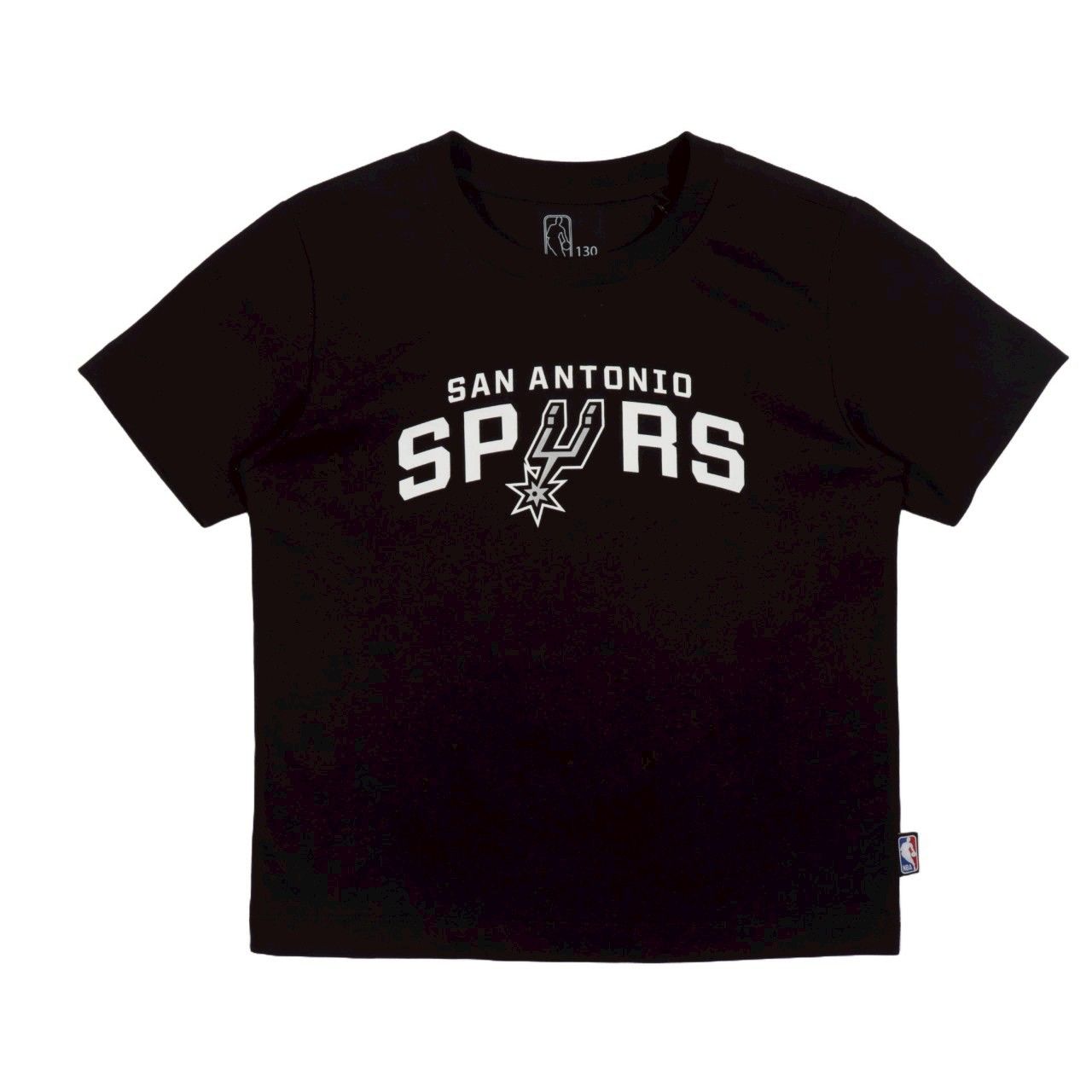 黑色聖安東尼奧馬刺隊 T 卹正面印有白色球隊名稱和標誌。