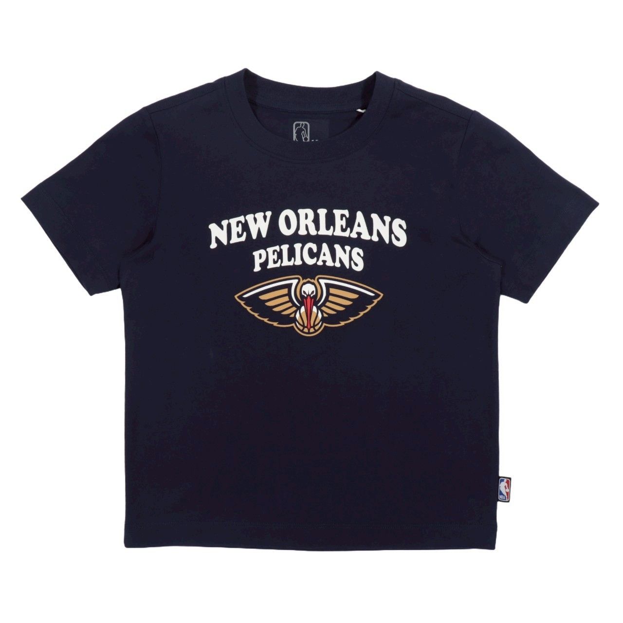 海軍藍色新奧爾良鵜鶘隊 T 卹，正面帶有白色和金色的球隊標誌。