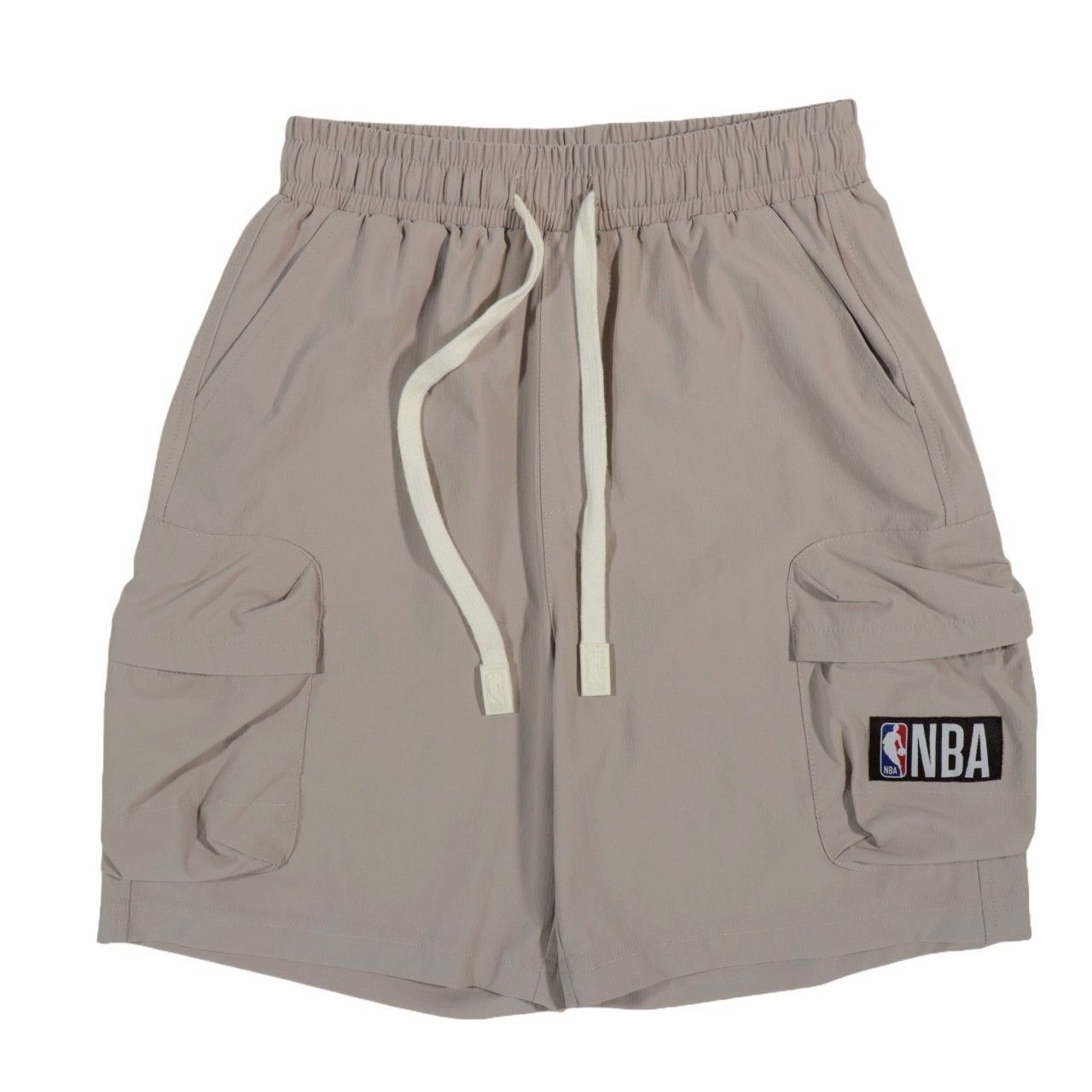棕褐色工裝短褲，帶有白色拉繩和 NBA 標誌。