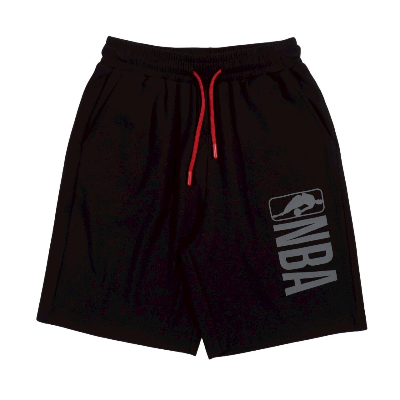 黑色 NBA 短褲，褲管上有紅色拉繩和標誌。