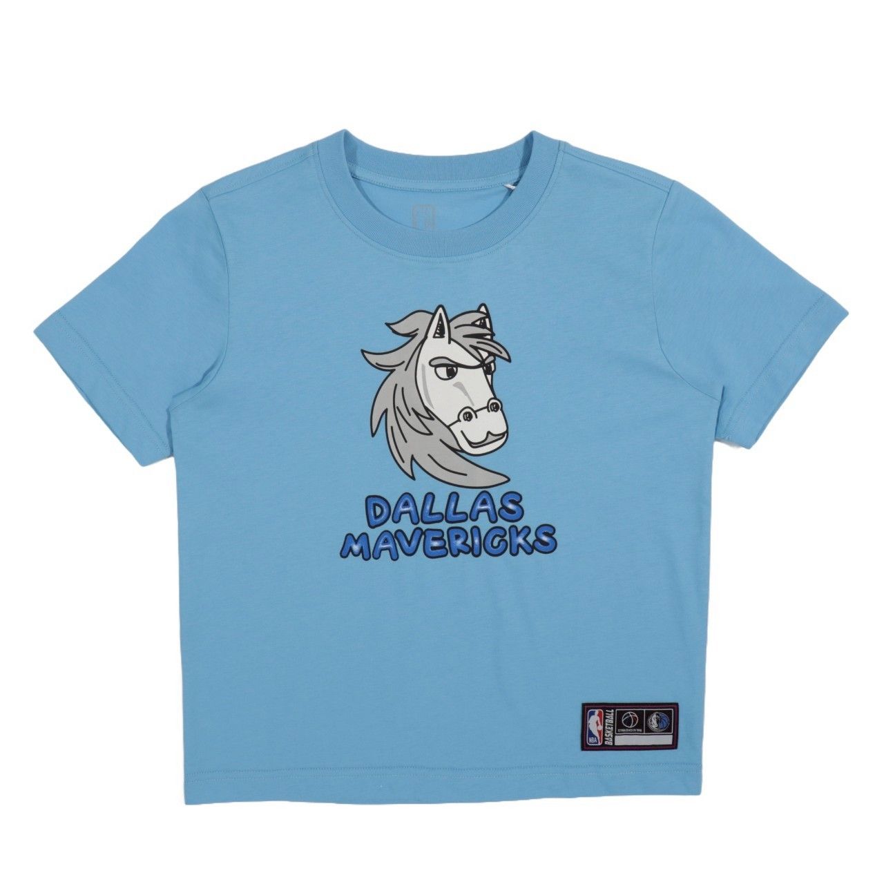 淺藍色達拉斯小牛隊 T 卹，帶有球隊標誌：藍色馬頭位於球隊名稱上方。