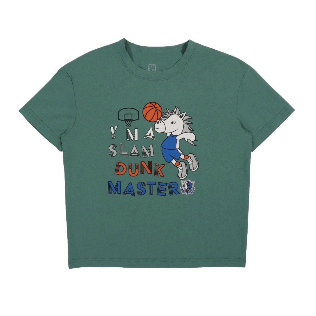 綠色 T 卹，上面有一匹扣籃的卡通馬；文字寫著「我是灌籃大師」。