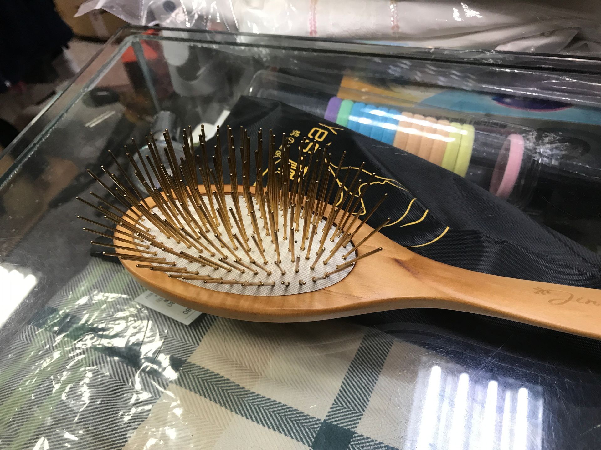玻璃表面上有金屬刷毛的木製髮刷。