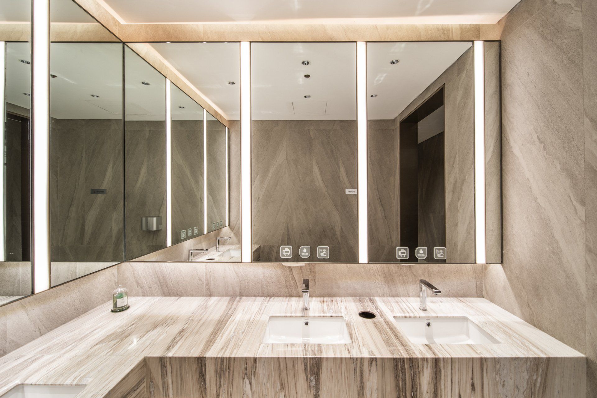 A room with a lot of mirrors | Fyshwick, ACT | EW Glass A room with a lot of mirrors | Fyshwick, ACT | EW Glass