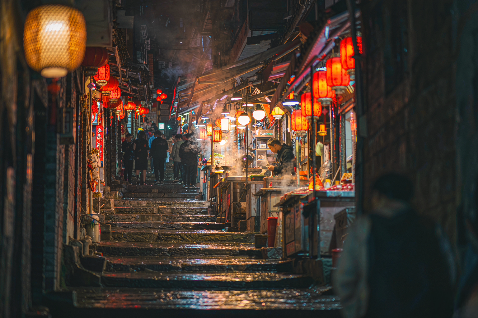 En 2026 Chongqing multó con hasta 50.000 yuanes a los operadores que obligan a comprar. 7 señales de alarma antes de reservar