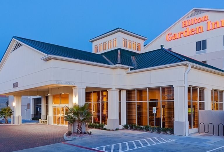 A large white building with the word garden inn on it