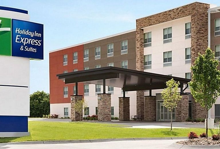 A hotel with a sign that says holiday inn express & suites
