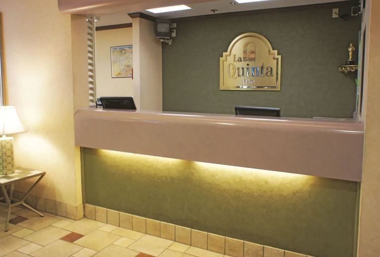 A hotel reception desk with a sign that says duista