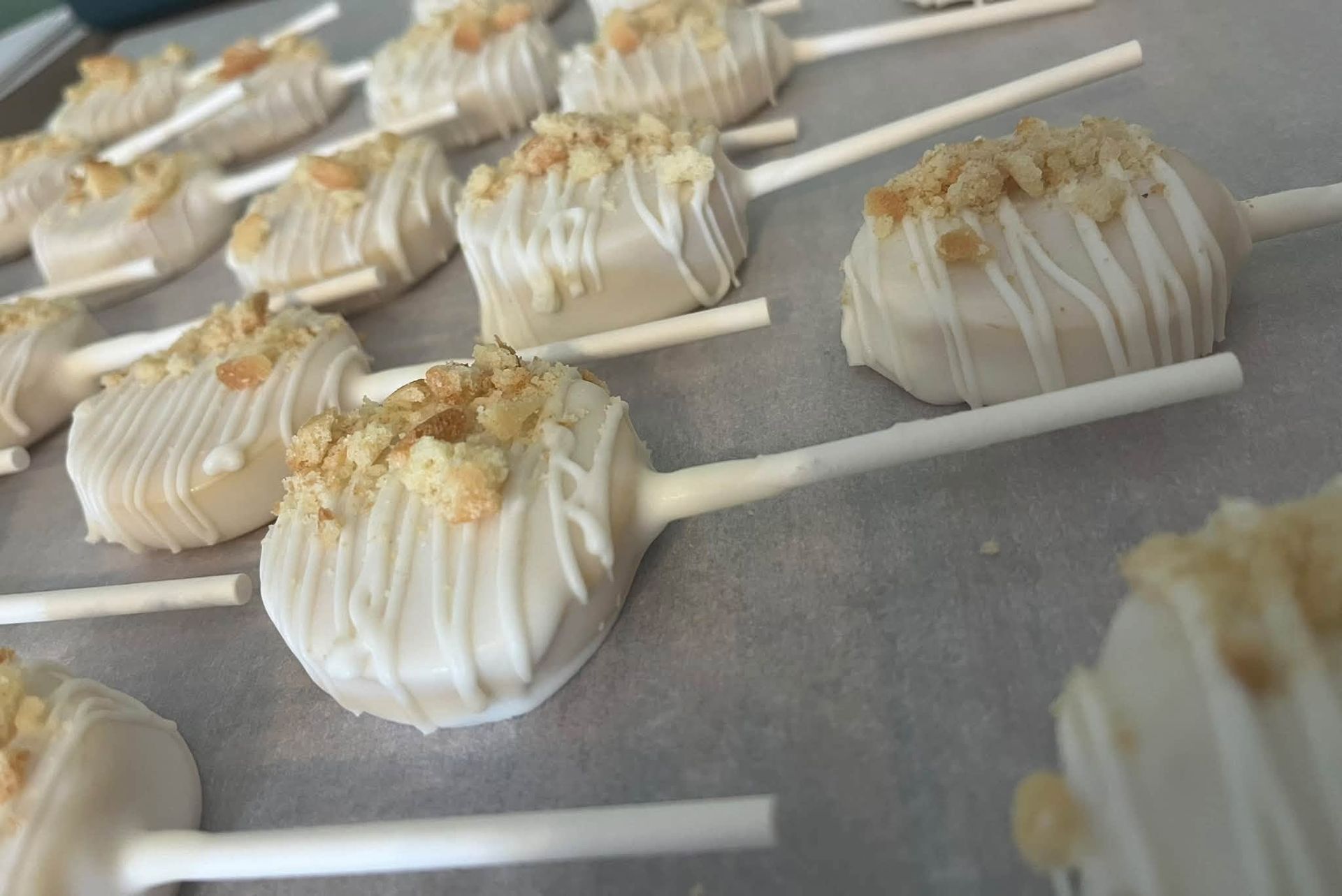 Whipp & Dip cake pop featured banana cake cake pop called Banana Puddin' Bliss