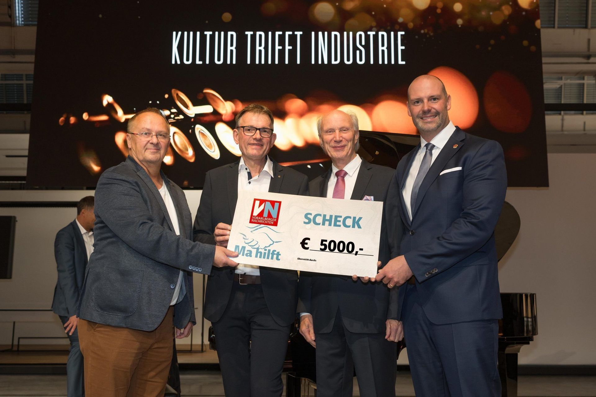 Scheckübergabe Kultur trifft Industrie: 5.000€
