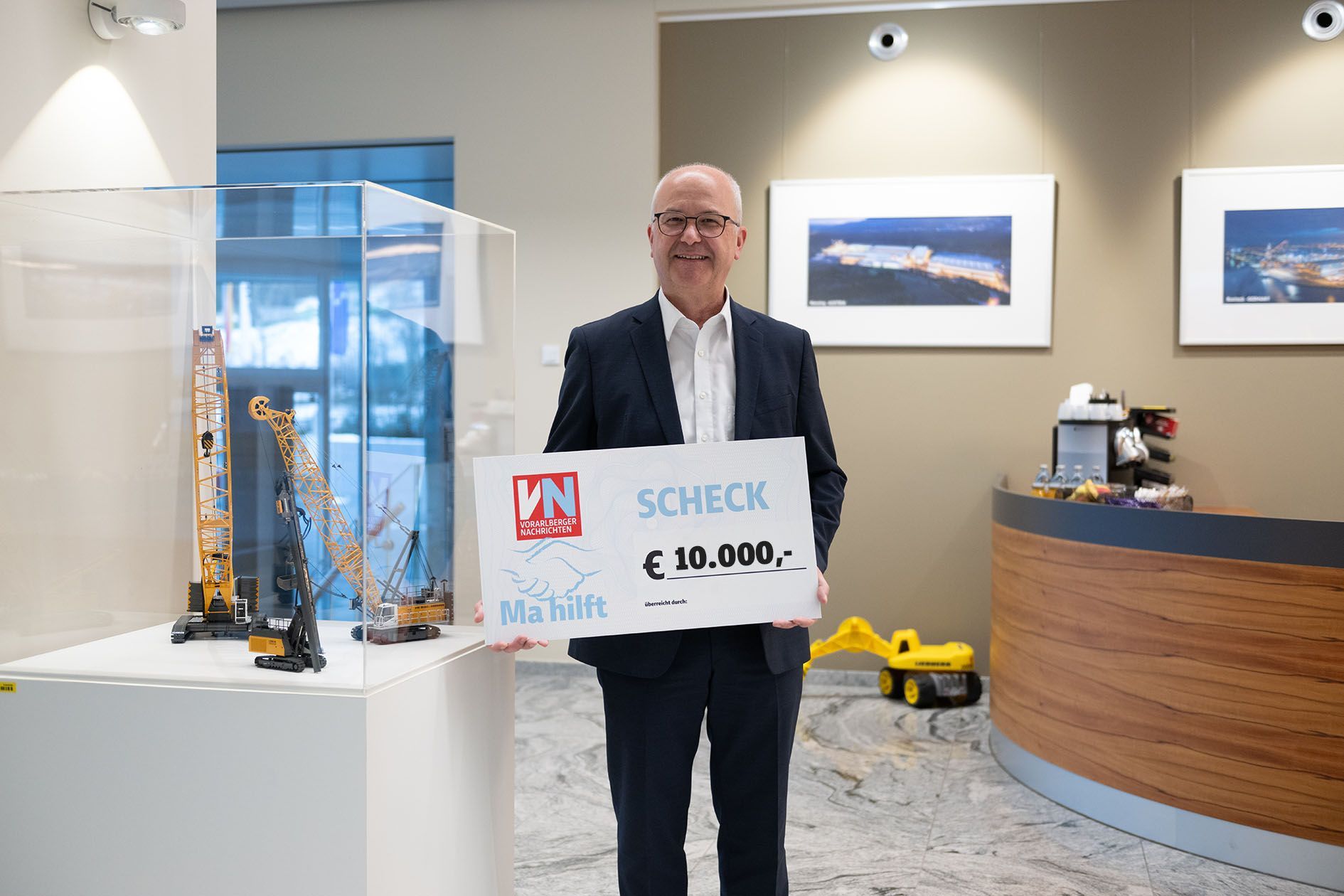 Scheckübergabe Liebherr: 10.000 €