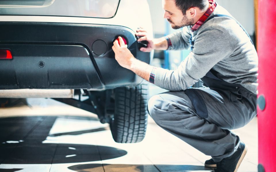 Controllo dei fanali dell'auto