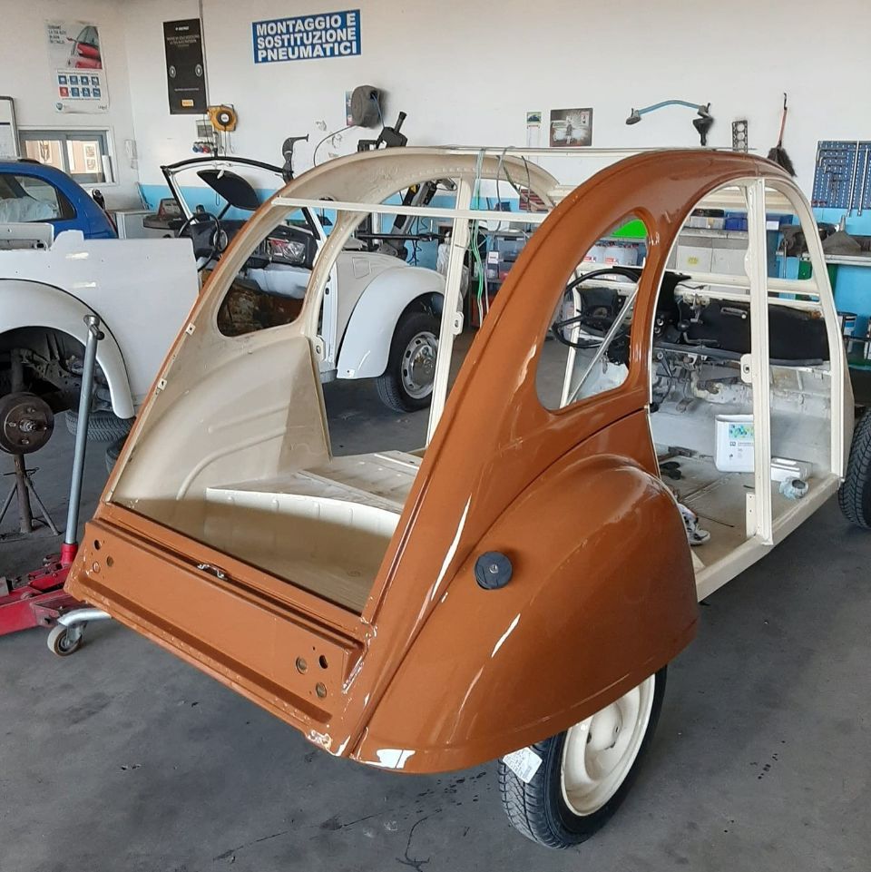 Restauro della carrozzeria di un'auto d'epoca a Torino