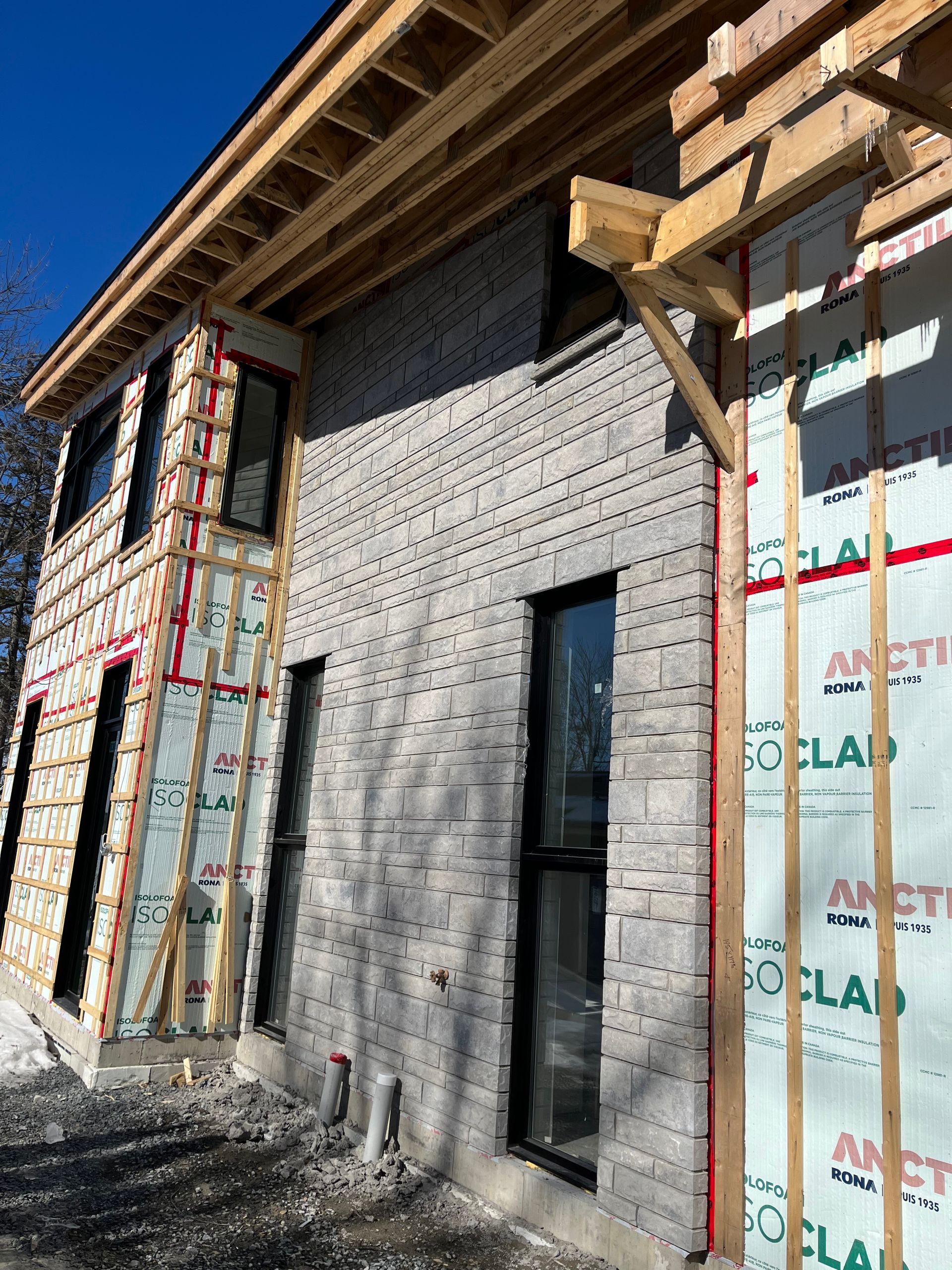 Un bâtiment en brique avec de nombreuses fenêtres est en construction.