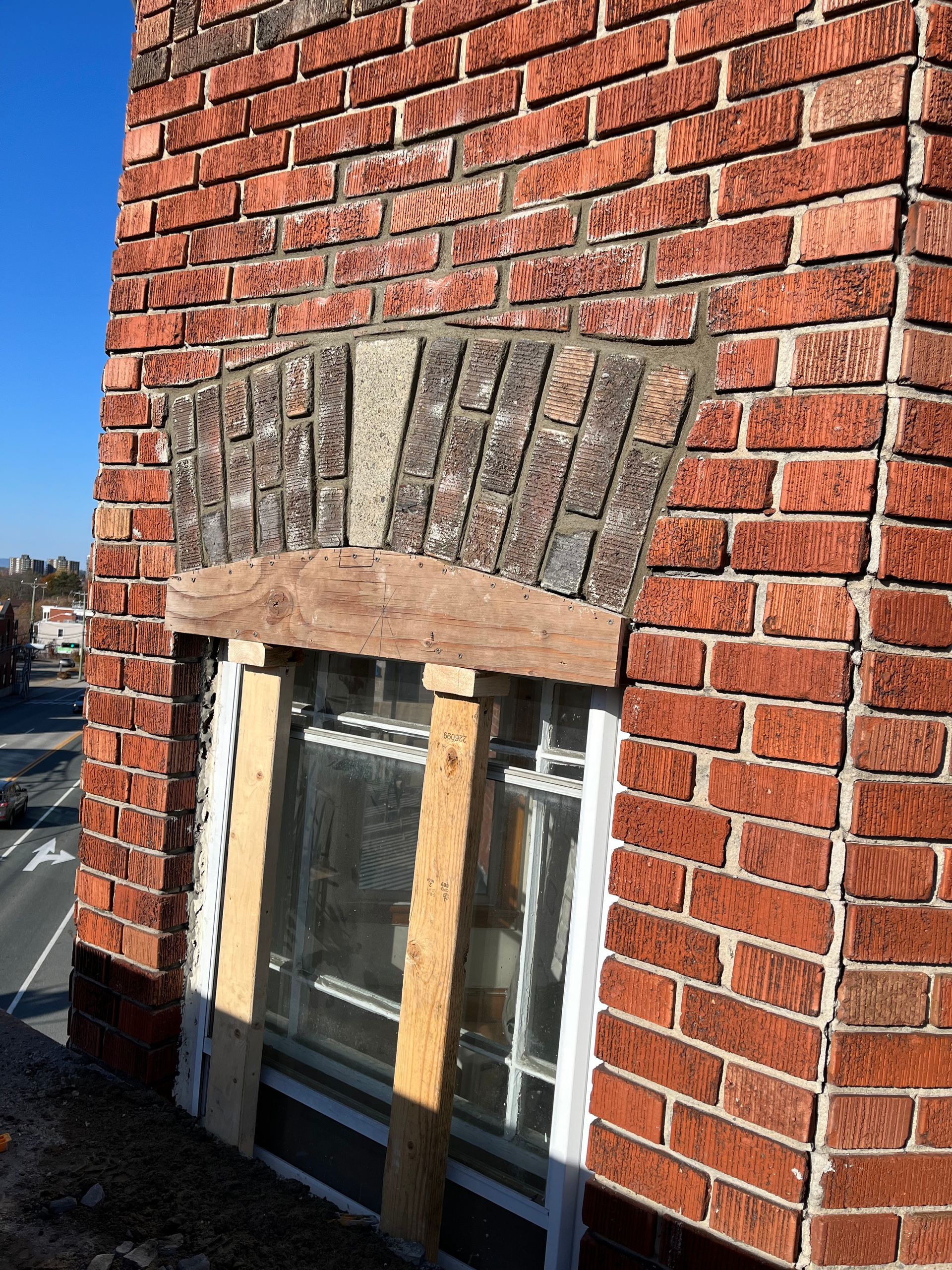 Un bâtiment en brique avec une fenêtre au milieu