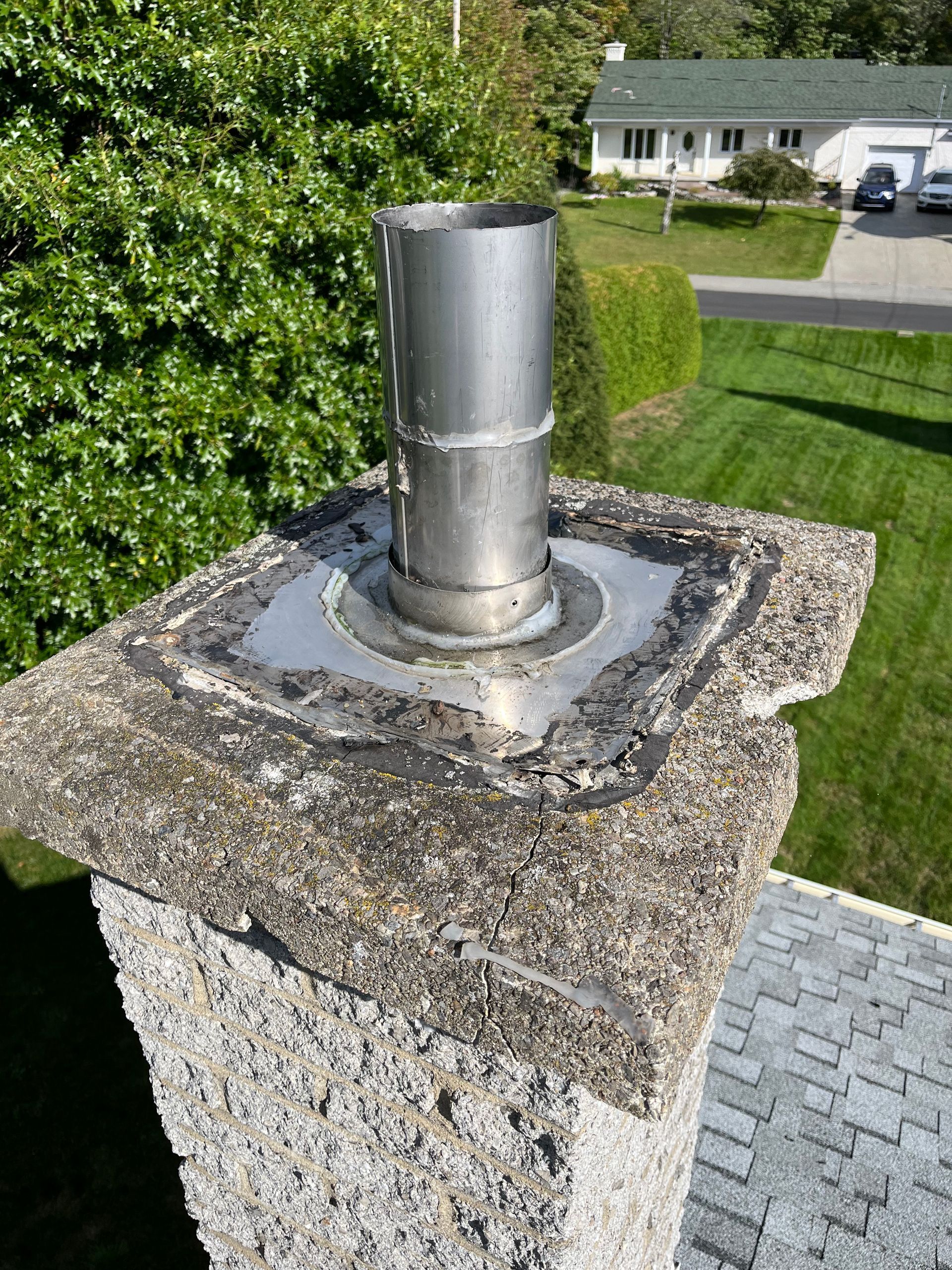 Une cheminée est posée au sommet d'un toit en brique.