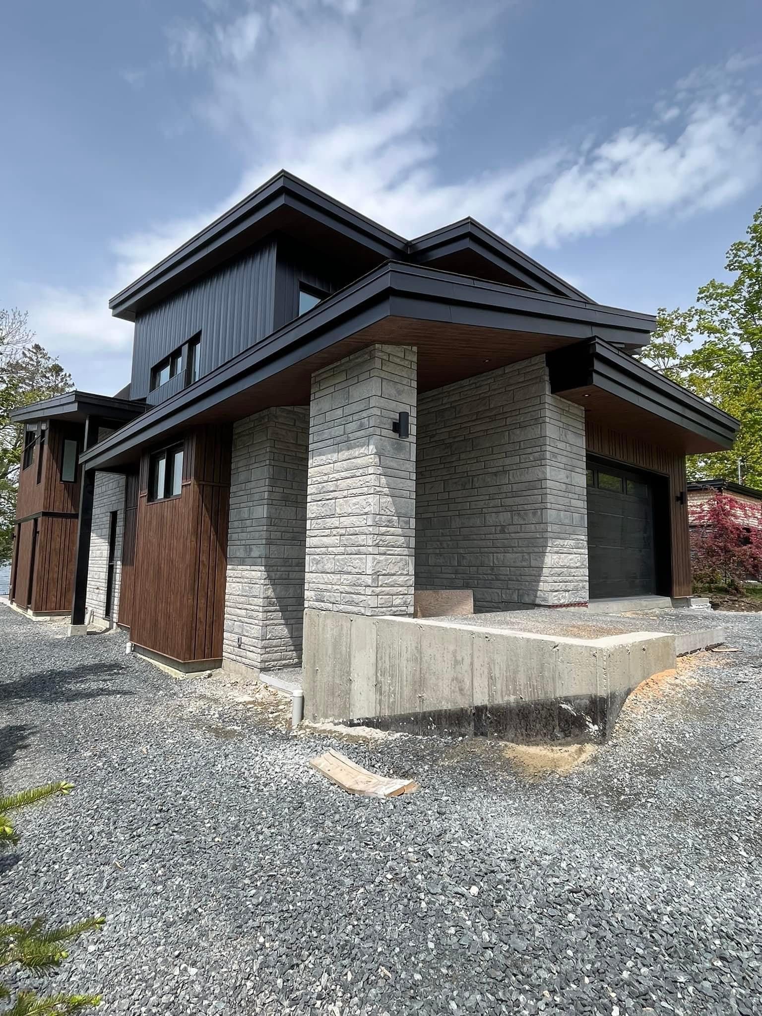 Une grande maison avec beaucoup de gravier devant.