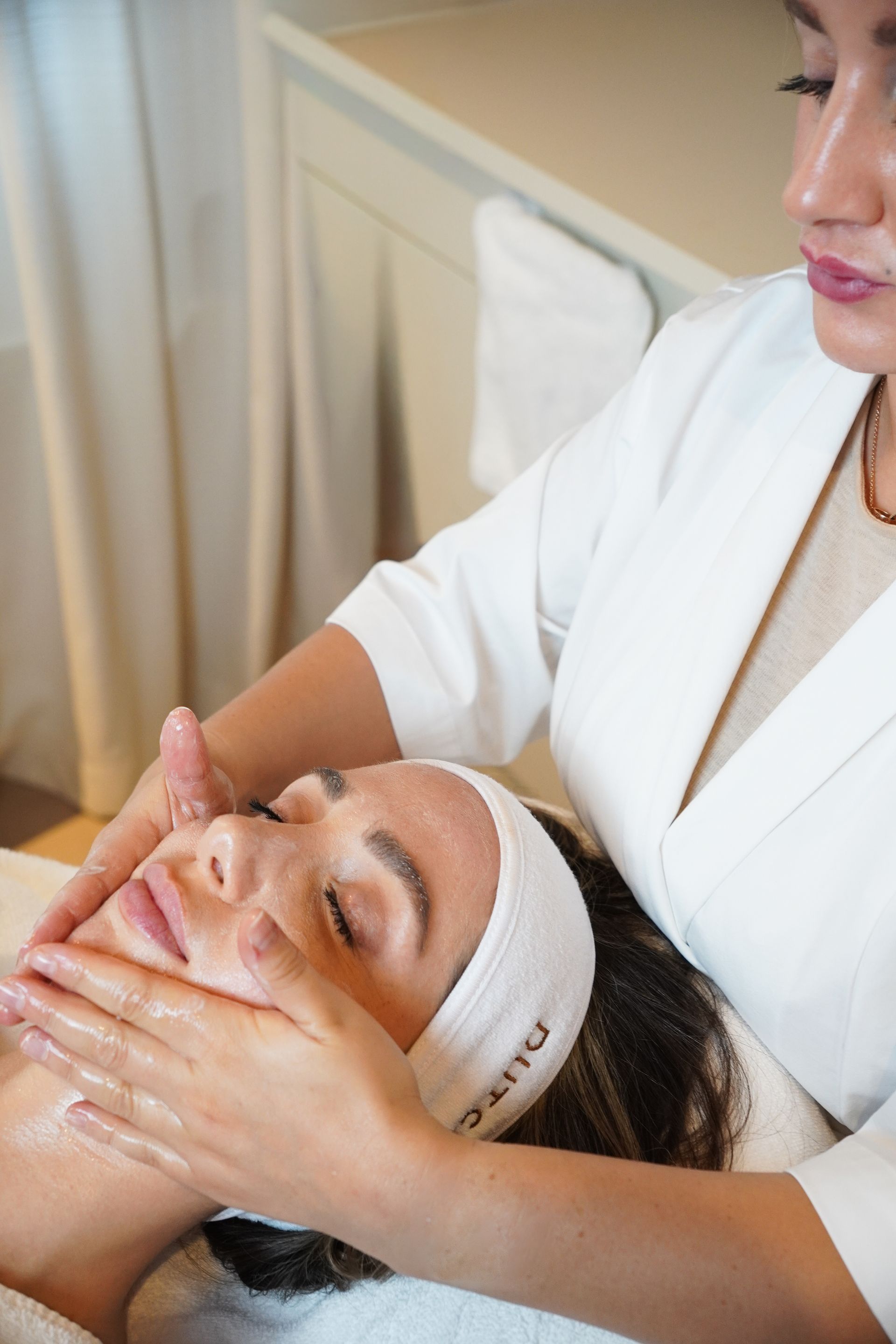 Gezichtsbehandeling in een spa, waarbij de klant een gezichtsmassage krijgt van een schoonheidsspecialiste.
