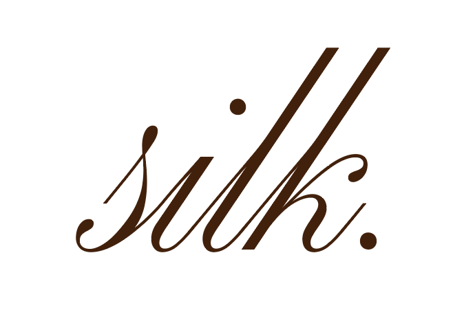 Logo in donkerbruine letters op witte achtergrond. 