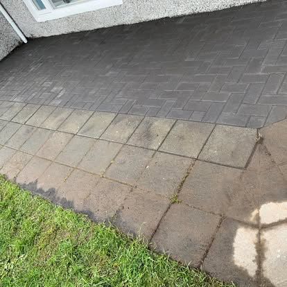 Rafþvegið malbikað svæði við hliðina á óhreinu malbiki, sem sýnir muninn á hreinum og óhreinum hlutum.