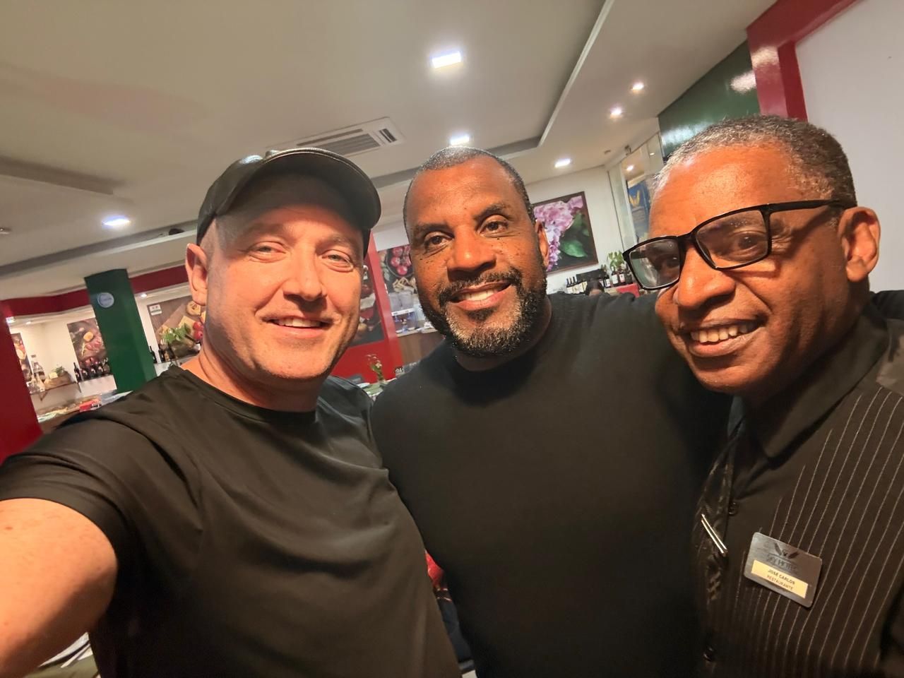 Rede Sky Hotéis recebe a visita do ex-jogador de futebol Júlio César Rodrigues