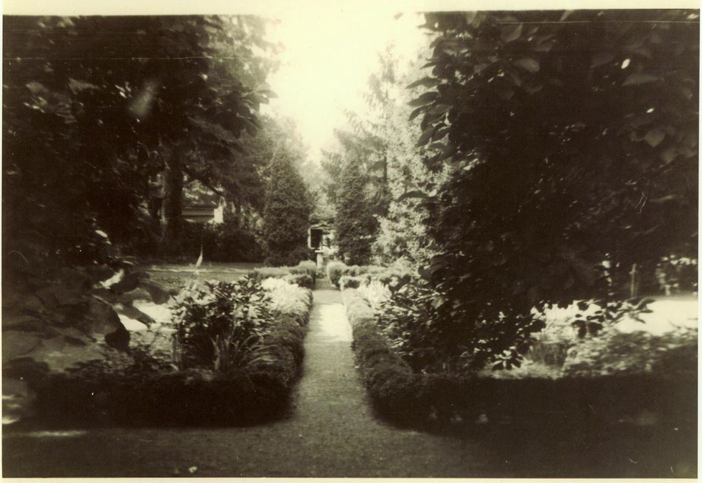 View of Morven’s Colonial Revival Garden looking North, 1924. Photograph by Hastings Eells. Morven Archive. Courtesy of William H. Eells.