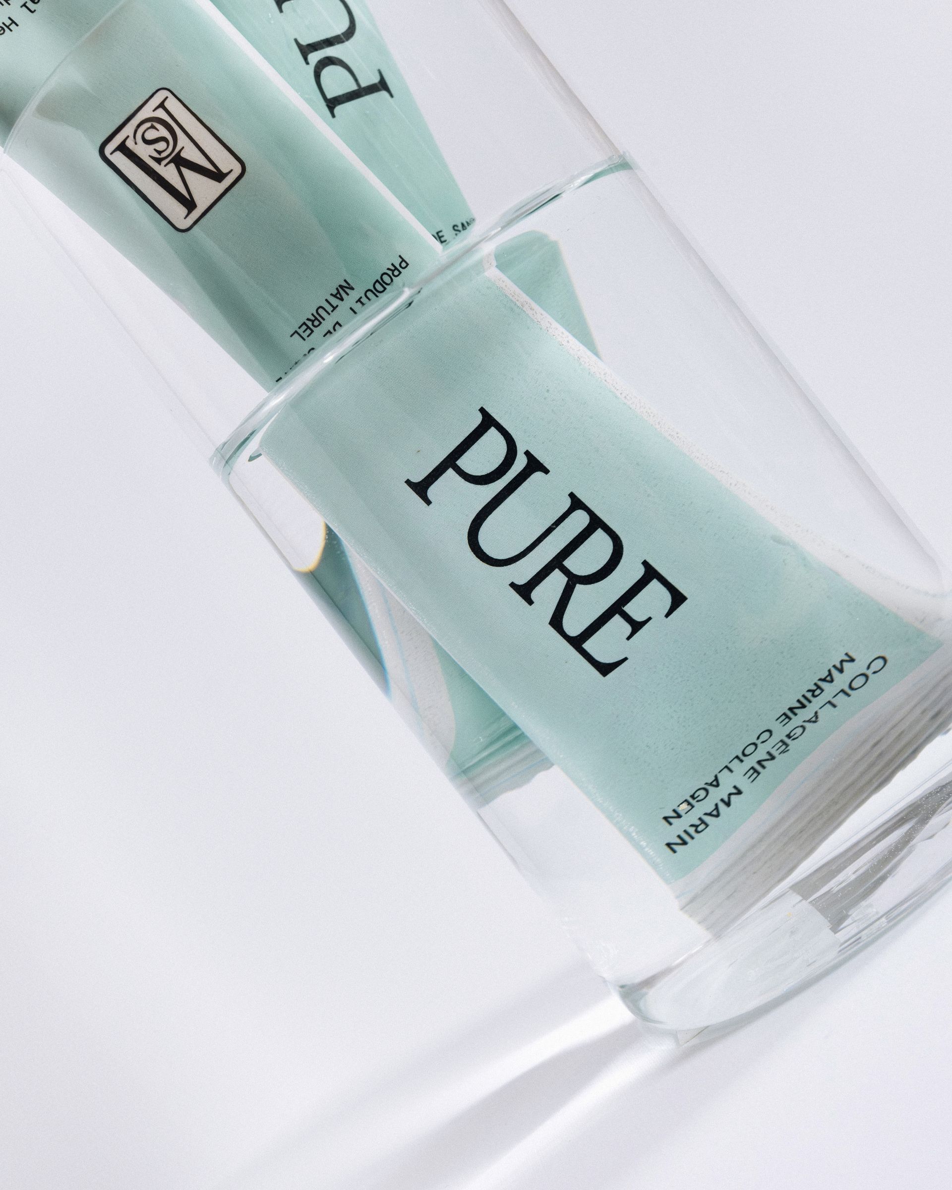 Flacons de parfum PURE vert menthe sur fond blanc