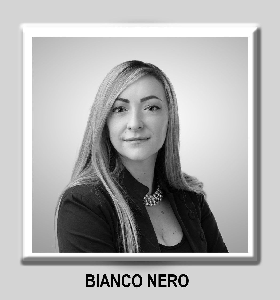 Una foto in bianco e nero di una donna di nome bianco nero