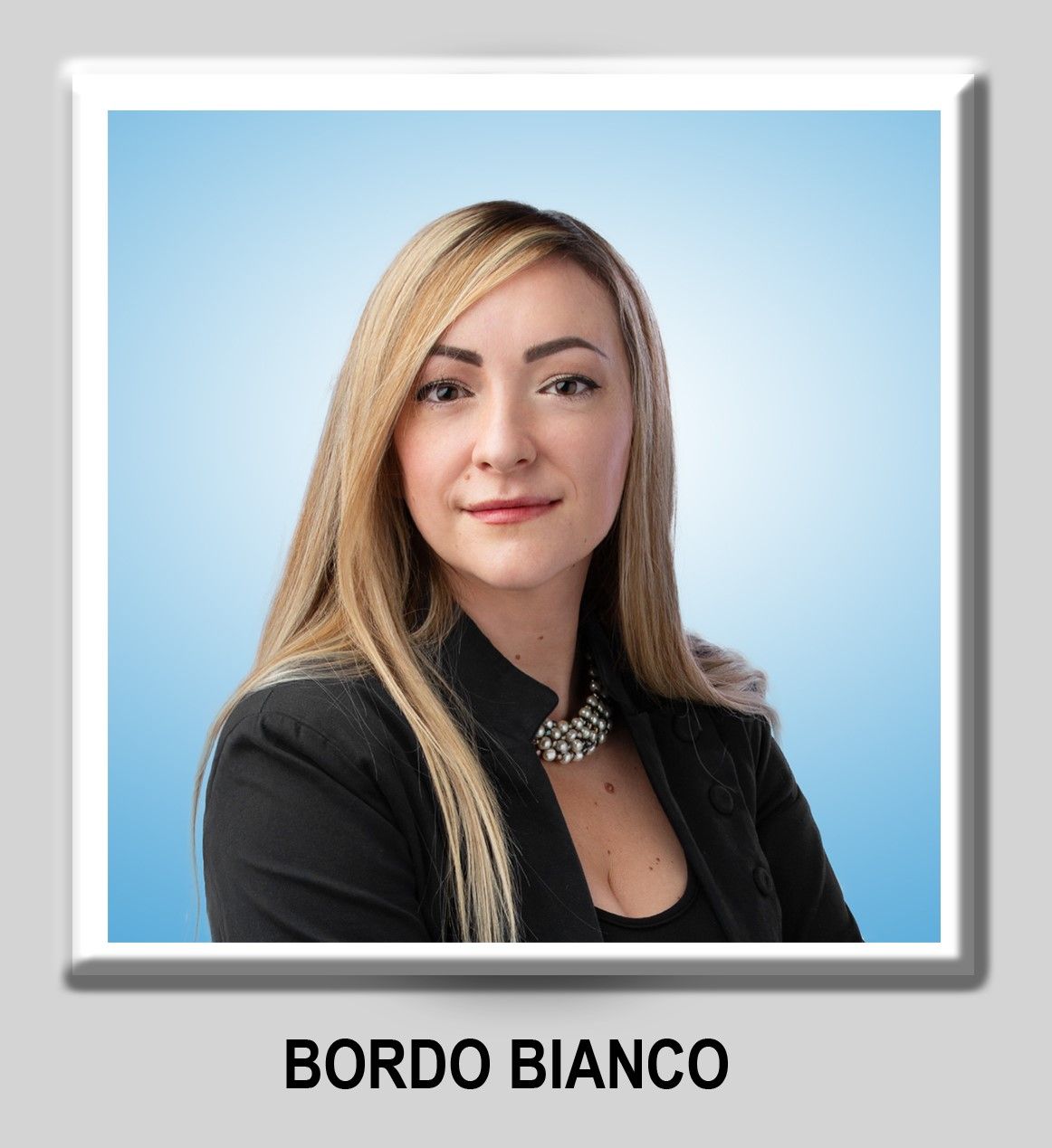 Una foto di una donna di nome bordo bianco