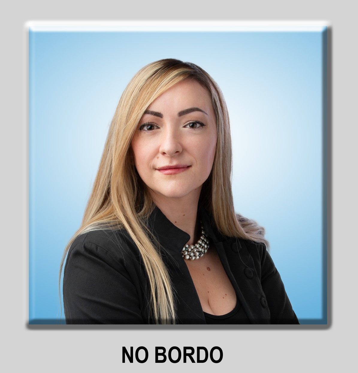 Una foto di una donna con la didascalia no bordo