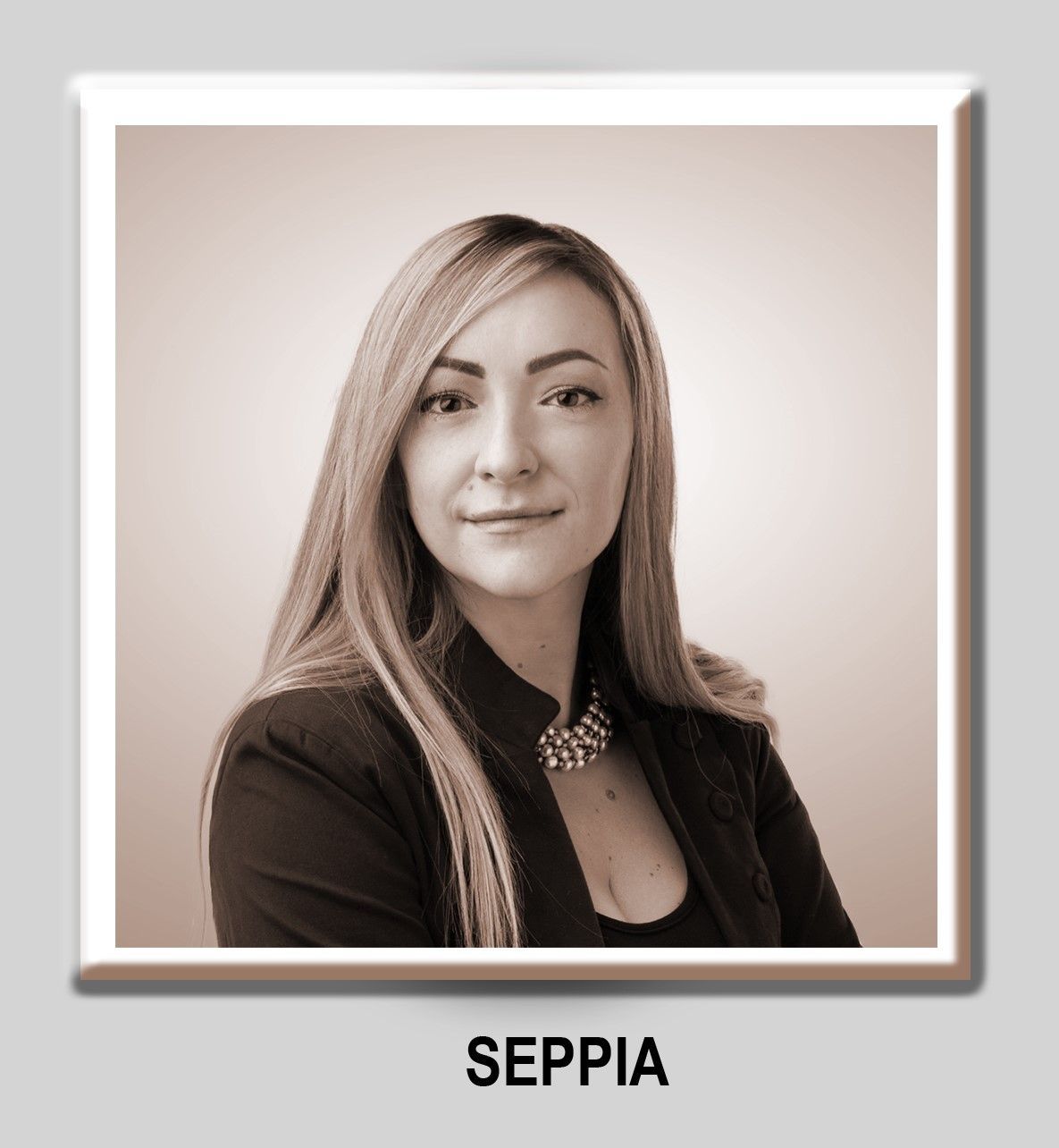 Una foto in bianco e nero di una donna di nome seppia