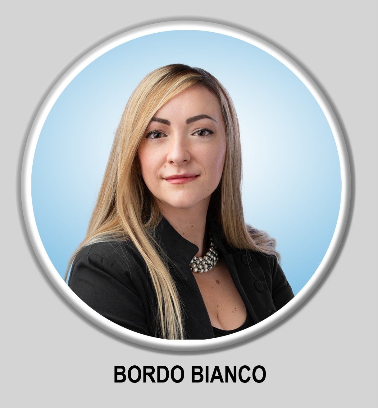 Una foto di una donna di nome bordo bianco