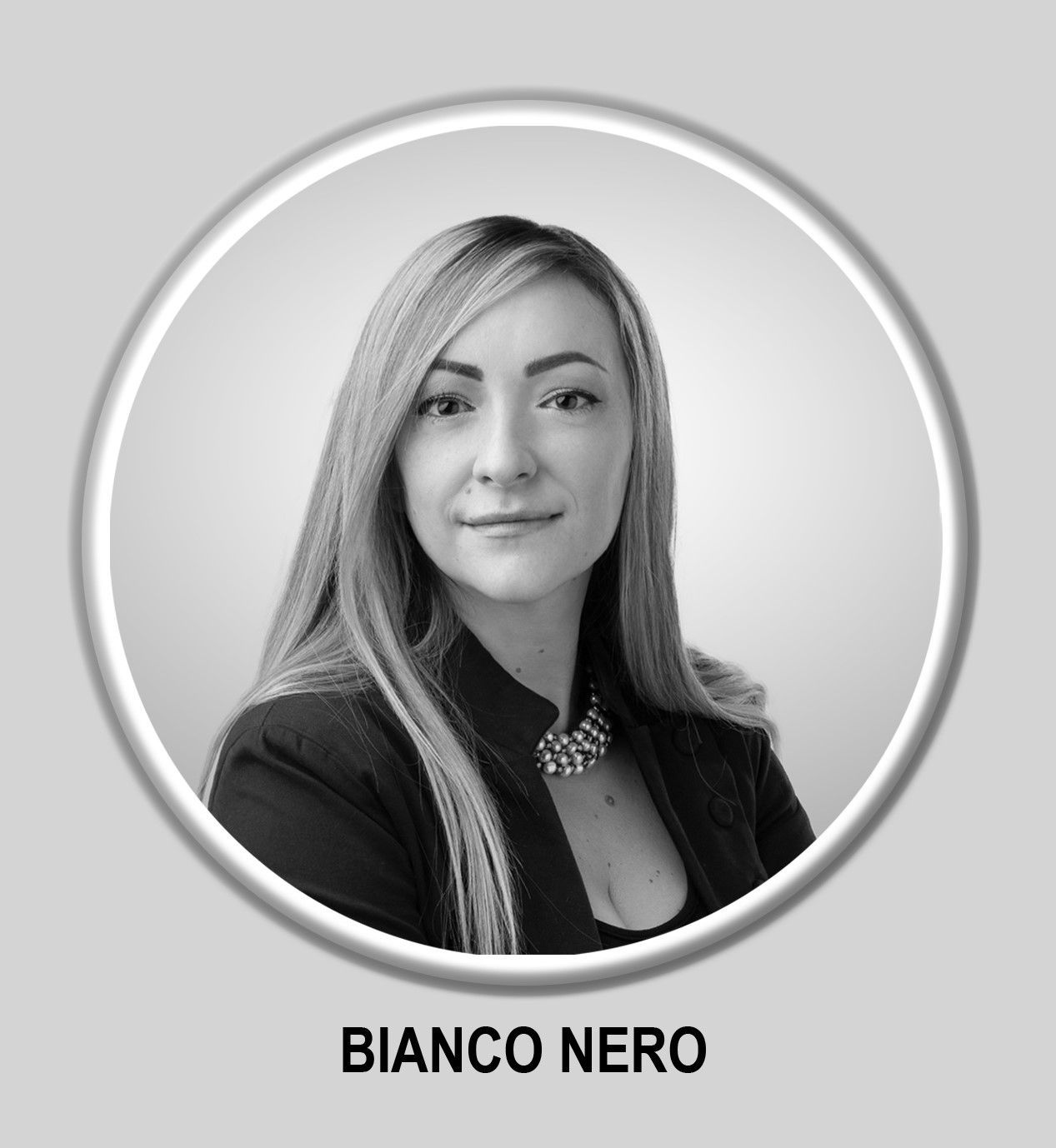 Una foto in bianco e nero di una donna di nome bianco nero