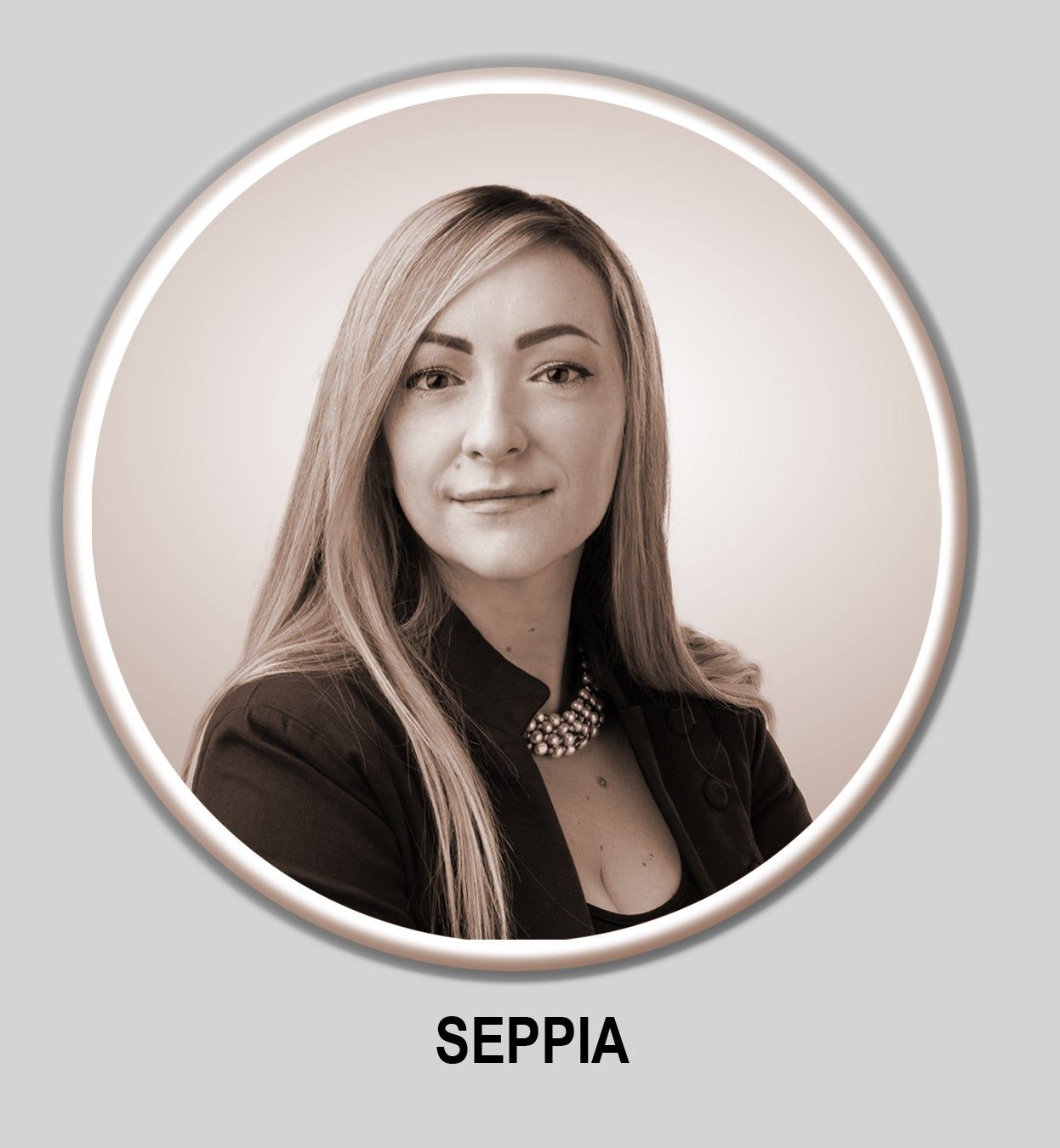 Una foto di una donna con il nome seppia in basso