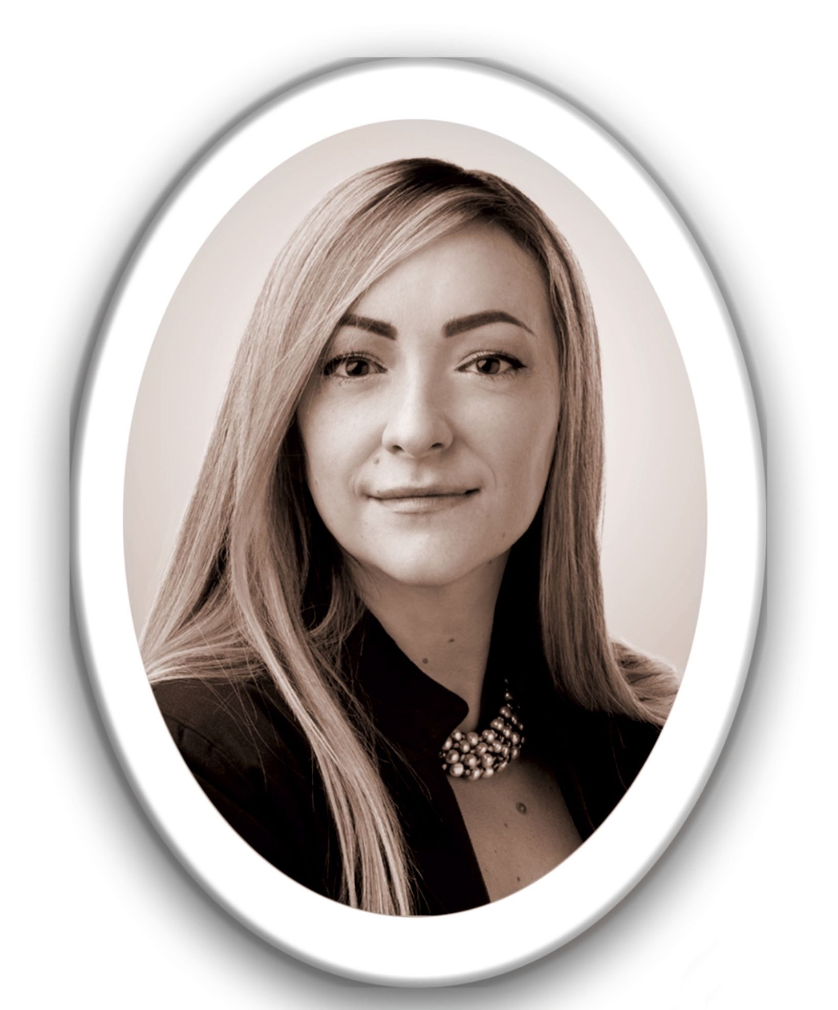 Una foto in bianco e nero di una donna in una cornice ovale.