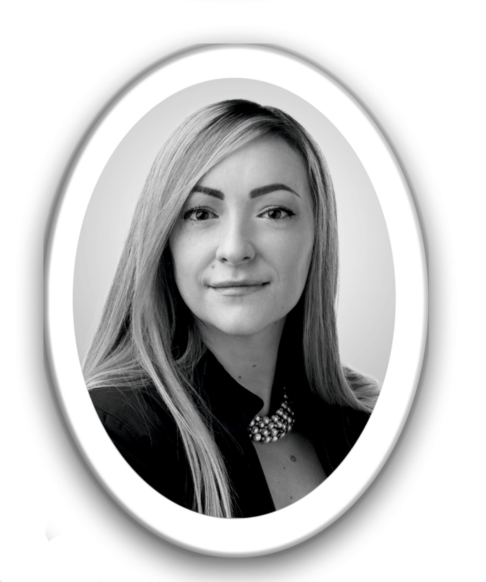 Una foto in bianco e nero di una donna in una cornice ovale.