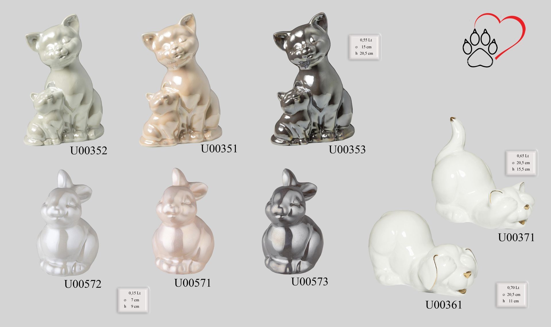 Una collezione di gatti in ceramica di diversi colori e dimensioni